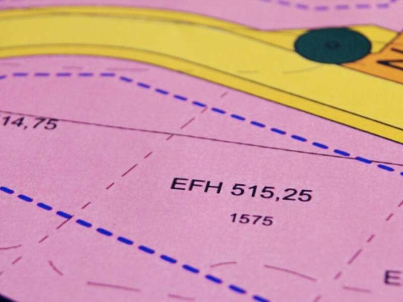 Ausschnitt eines Bauplans mit markierten Grundstücken und Straßenverlauf, darunter die Bezeichnungen EFH 514,75 und EFH 515,25.