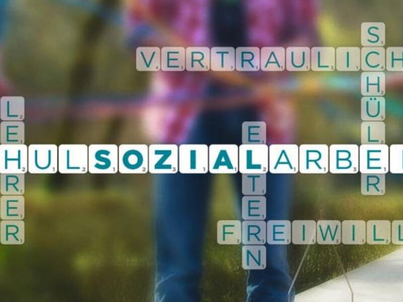 Personen im Hintergrund, die bunte Schnüre halten, aus Scrabble-Steinen, die Wörter wie "Schulsozialarbeit", "vertraulich" und "freiwillig" bilden.