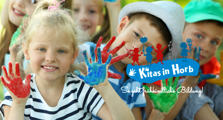 Kinder mit bunt bemalten Händen lächeln, Text 'Kitas in Horb - So geht frühkindliche Bildung!'.