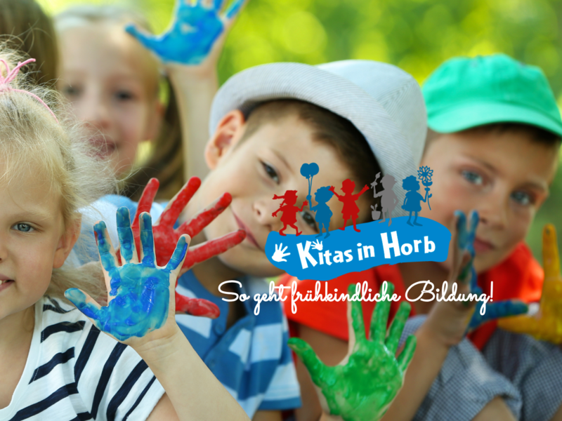 Kinder mit bunt bemalten Händen lächeln, Text 'Kitas in Horb - So geht frühkindliche Bildung!'.