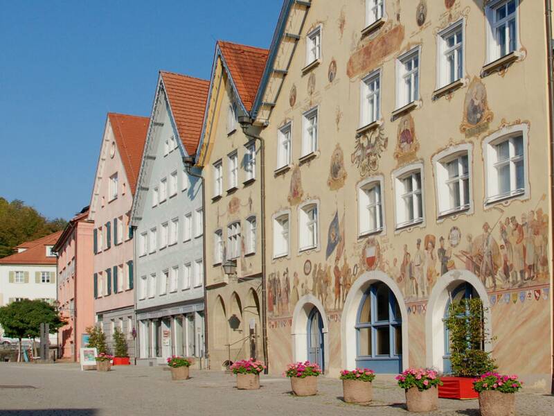 Die Horber Altstadt mit historischen, bemalten Häusern, einer Kirche im Hintergrund und blauem Himmel mit Halbmond.