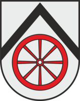 Ein Wappen zeigt ein rotes Rad mit zehn Speichen auf einem weißen Hintergrund, darüber ein schwarzes Dachsymbol.