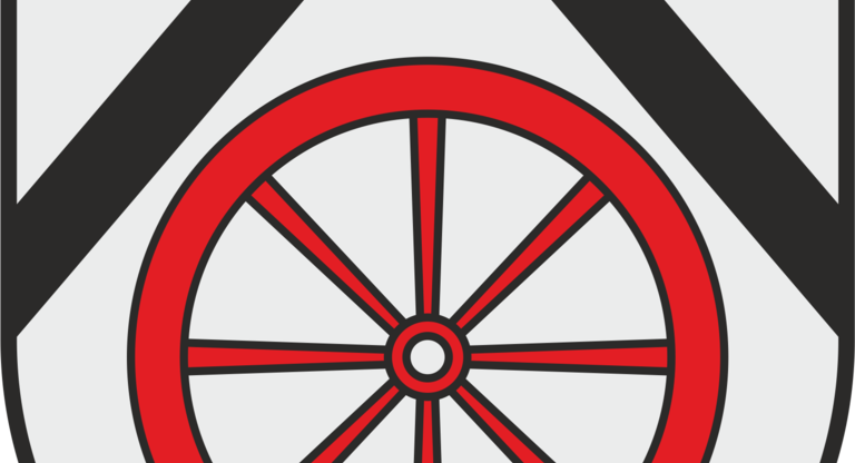 Ein Wappen zeigt ein rotes Rad mit zehn Speichen auf einem weißen Hintergrund, darüber ein schwarzes Dachsymbol.
