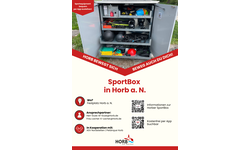 Offener grauer Schrank mit Sportgeräten wie Bällen, Hanteln und Helmen im Freien, beworben als SportBox in Horb am Neckar mit Kontaktdaten und QR-Codes zur Buchung.