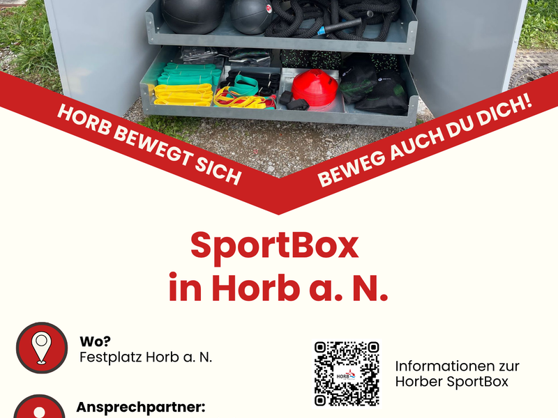 Offener grauer Schrank mit Sportgeräten wie Bällen, Hanteln und Helmen im Freien, beworben als SportBox in Horb am Neckar mit Kontaktdaten und QR-Codes zur Buchung.