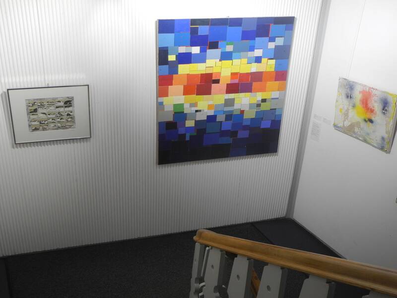 Das Bild zeigt Gemälde in einem Treppenhaus.