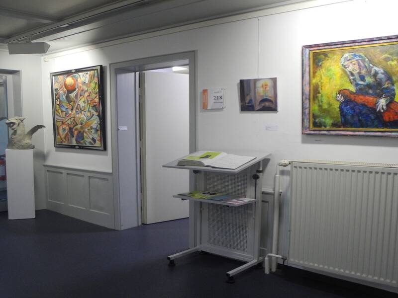 Das Bild zeigt Gemälde und Kunst in einem Gebäude.