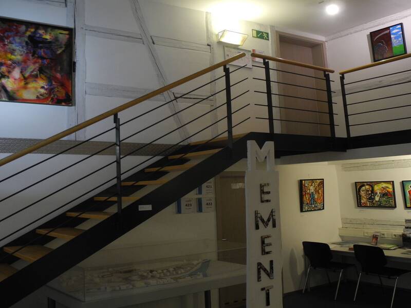 Das Bild zeigt Gemälde und Kunst in einem Treppenhaus.