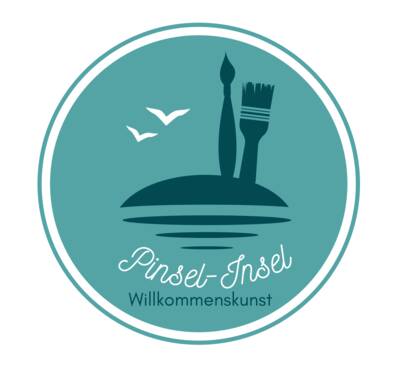 Das Logo zeigt eine stilisierte Insel mit einem Pinsel und einem Farbpinsel, begleitet von zwei fliegenden Vögeln und der Aufschrift "Pinsel-Insel Willkommenskunst".