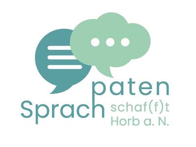 Das Logo zeigt zwei Sprechblasen, eine in dunklem Türkis mit Textlinien und eine in hellgrün mit drei Punkten, neben dem stilisierten Schriftzug "sprachpaten schafft Horb a. N.".