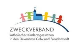 Ein Logo zeigt eine Reihe bunter, stilisierter Kinderfiguren, die sich an den Händen halten, mit einer Kirche im Hintergrund und dem Text "Zweckverband katholischer Kindertagestätten in den Dekanaten Calw und Freudenstadt".