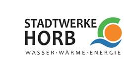 Das Bild zeigt das Logo der Stadtwerke Horb mit einem grafischen Element in grüner, orangefarbener und blauer Farbe sowie dem Text "Wasser · Wärme · Energie".