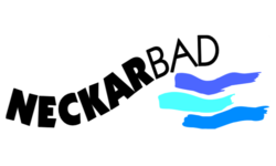 Das Bild zeigt das Wort "Neckarbad" in schwarzer Schrift, wobei "NECKAR" gebogen ist, neben drei wellenförmigen Streifen in verschiedenen Blautönen.
