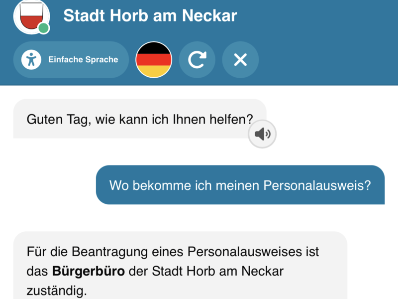 Eine digitale Konversation auf der Webseite der Stadt Horb am Neckar zeigt die Frage nach der Ausstellung eines Personalausweises und die Antwort, dass das Bürgerbüro zuständig ist.