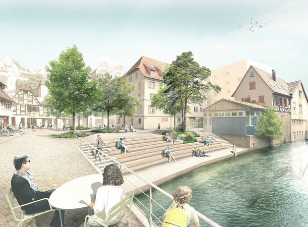 Städtischer Platz mit Treppenstufen am Wasser, Menschen sitzen und entspannen, umgeben von Bäumen und historischen Gebäuden.