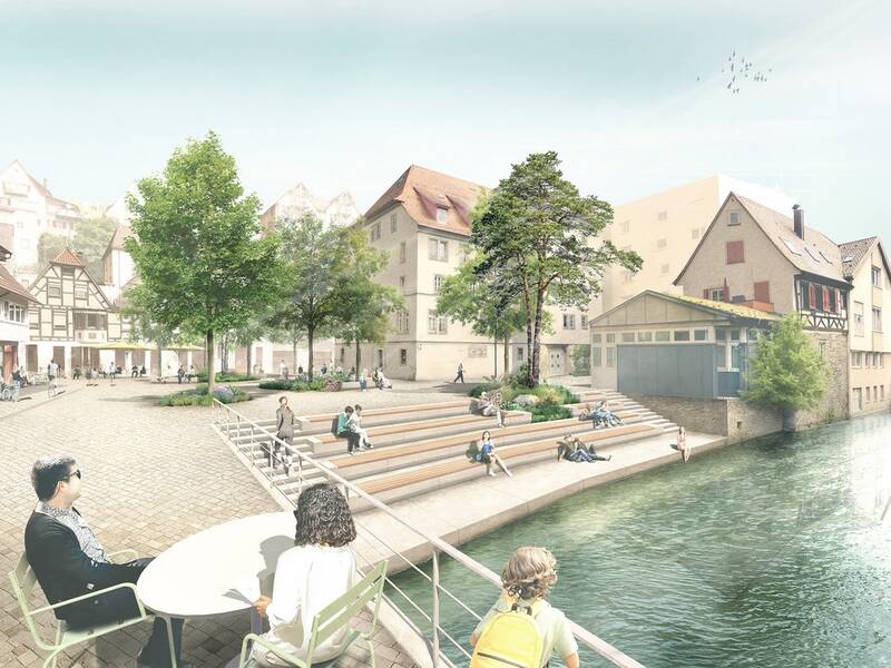 Städtischer Platz mit Treppenstufen am Wasser, Menschen sitzen und entspannen, umgeben von Bäumen und historischen Gebäuden.