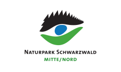das Logo zeigt den Schwarzwald, ein Fluss und eine grüne Landschaft mit der innschrift "Naturpark Schwarzwald"