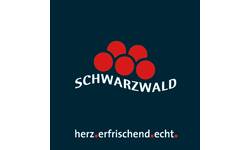 Das Bild zeigt fünf rote, kreisförmige Symbole in einem stilisierten Cluster über dem Wort "SCHWARZWALD" auf dunkelblauem Hintergrund, darunter der Schriftzug "herz.erfrischend.echt.".
