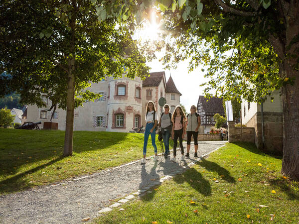 drei wanderer gehen entlang des Wanderwegs vom Wasserschloss Glatt