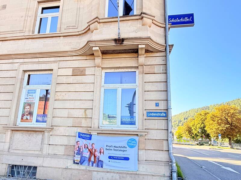 Fassadenansicht eines mehrstöckigen Sandsteingebäudes.