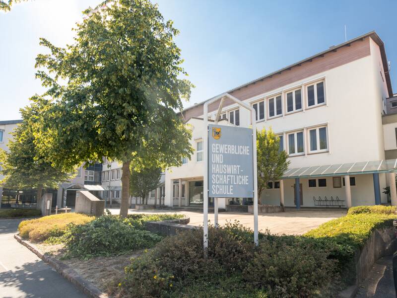 Das Bild zeigt den eingang zu der Gewerblichen und Hauswirtschaftlichen Schule in Horb.