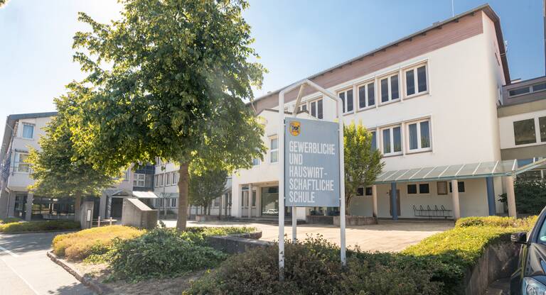 Das Bild zeigt den eingang zu der Gewerblichen und Hauswirtschaftlichen Schule in Horb.