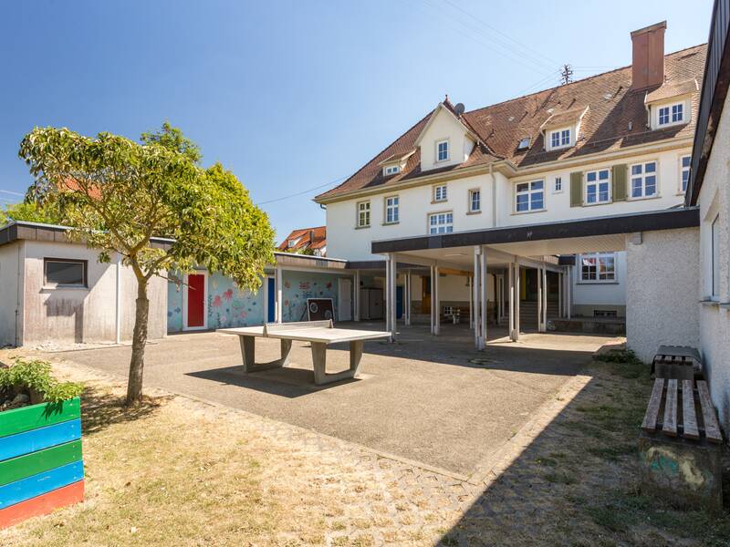 Das Bild zeigt den Schulhof in Verbindung mit dem Schuleingang.