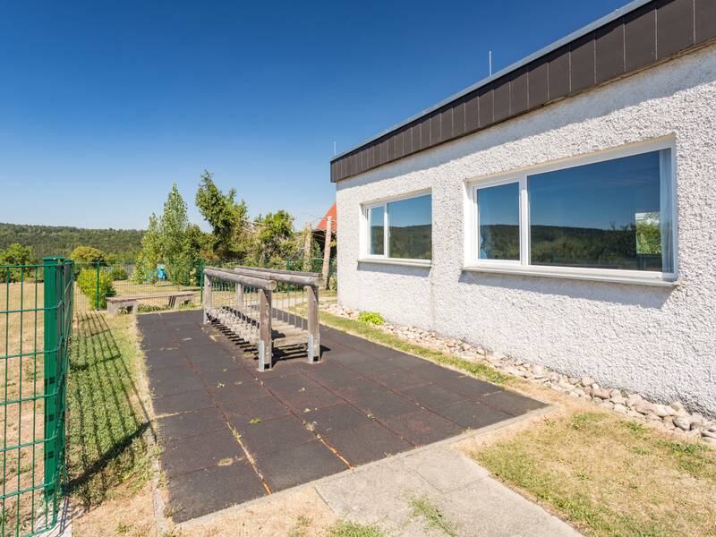 Das Bild zeigt einen Schulhof im schönen klaren Wetter.