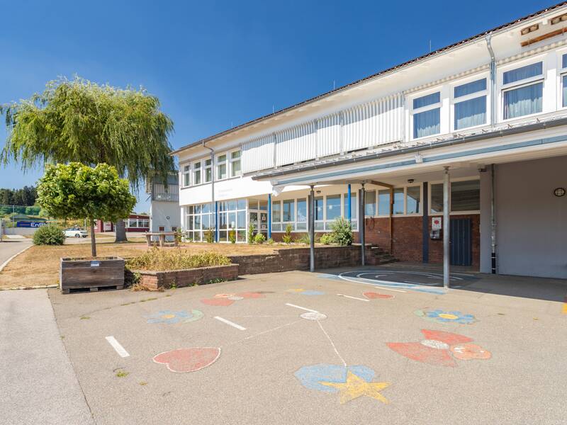 Das Bild zeigt einen ausgemalten Schulhof an. 