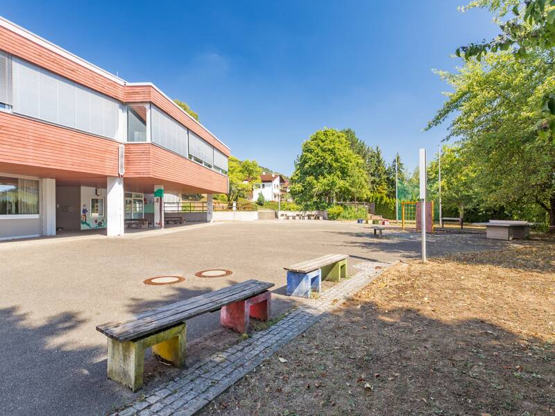 Das Bild zeigt den Schulhof der Grundschule unter einem klaren Wetter.