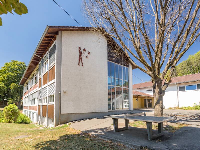 Das Bild zeigt die Hausfassade der Grundschule. 