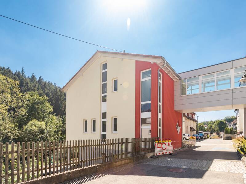 Eine Überdachte Verbindung zum Schulgebäude.