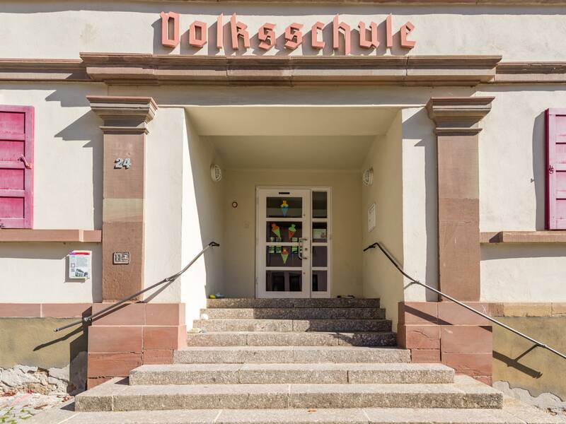 Ein Eingang mit der Inschrift "Volksschule"