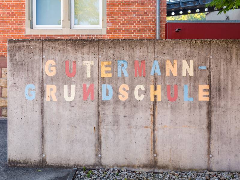 Ein Stein mit der Beschriftung "Gutermann-Grundschule"