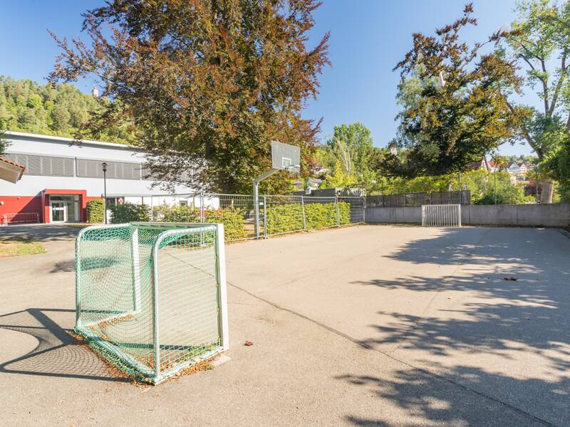Ein Bolzplatz im Schulhof der Schule.