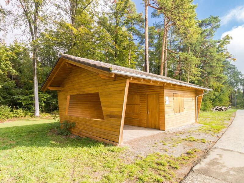 Holzschutzhütte am Waldrand 