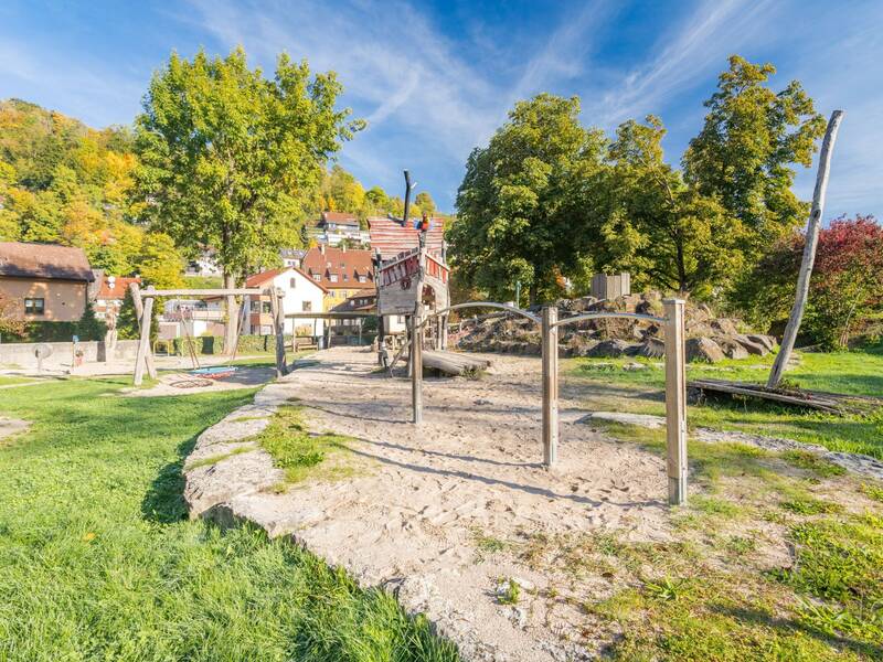 Kinderspielplatz mit Klettergerüst in Form eines Botes