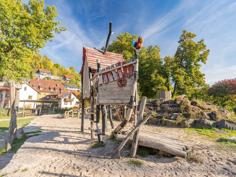 Holz Klettergerüst in Form eines Bootes auf einem Spielplatz