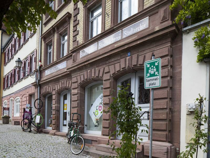 Ein historisches Gebäude, in dem eine Stadtbücherei, ein Stadtarchiv und ein Bürgerkulturhaus untergebracht sind.