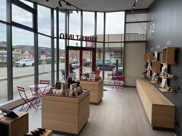 Eine Tourist-Info, in der Fyler und Merchandise der Stadt Horb am Neckar ausgestellt werden.