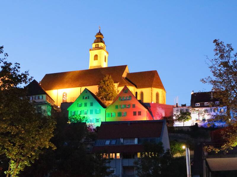 Beleuchtete historische Gebäude und Kirche in Horb am Neckar bei Abenddämmerung