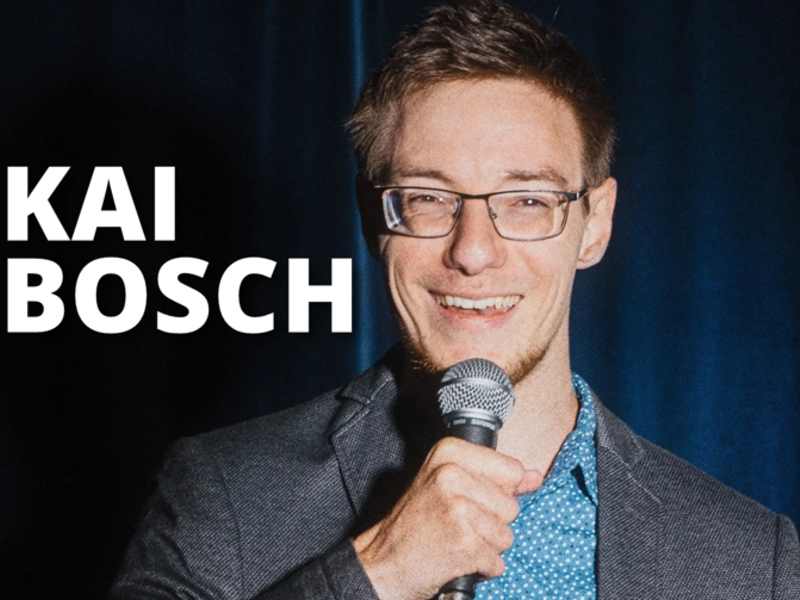 Ein lächelnder Mann mit Brille hält ein Mikrofon und steht vor einem dunklen Hintergrund, daneben steht der Text "KAI BOSCH".