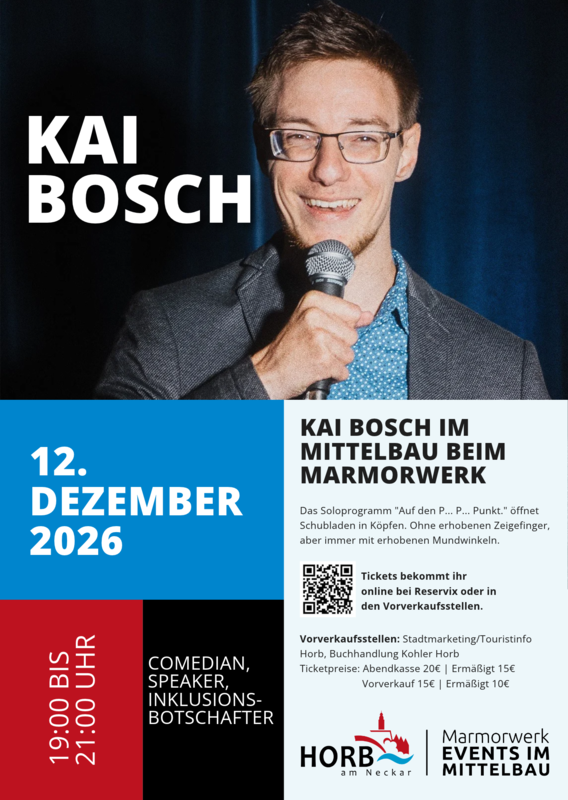 Ein Mann hält ein Mikrofon und lächelt, daneben steht der Veranstaltungsort und das Datum für ein Comedy-Event mit Ticketinformationen.