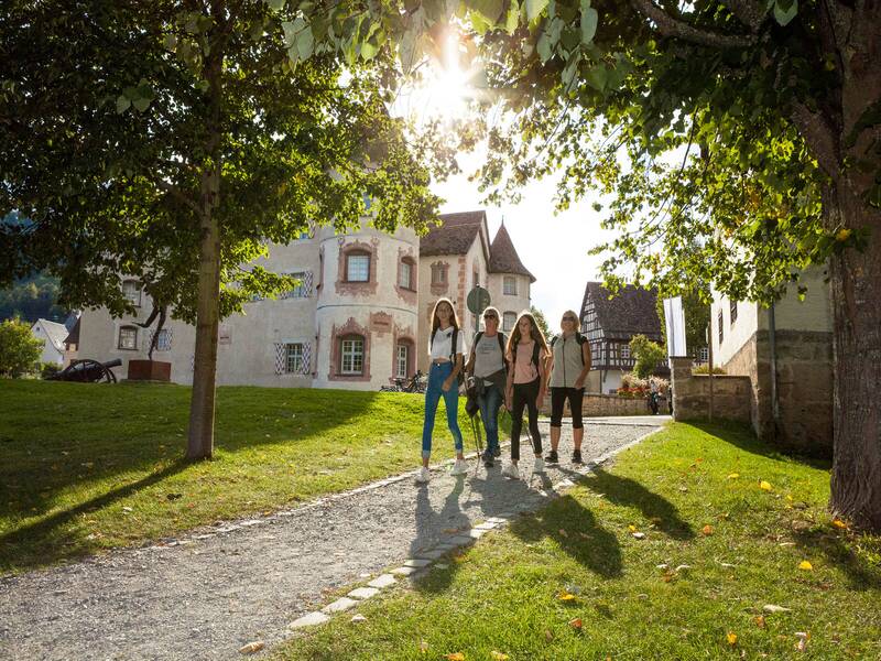 Wanderer laufen entlang des Weges vom Wasserschloss in Glatt