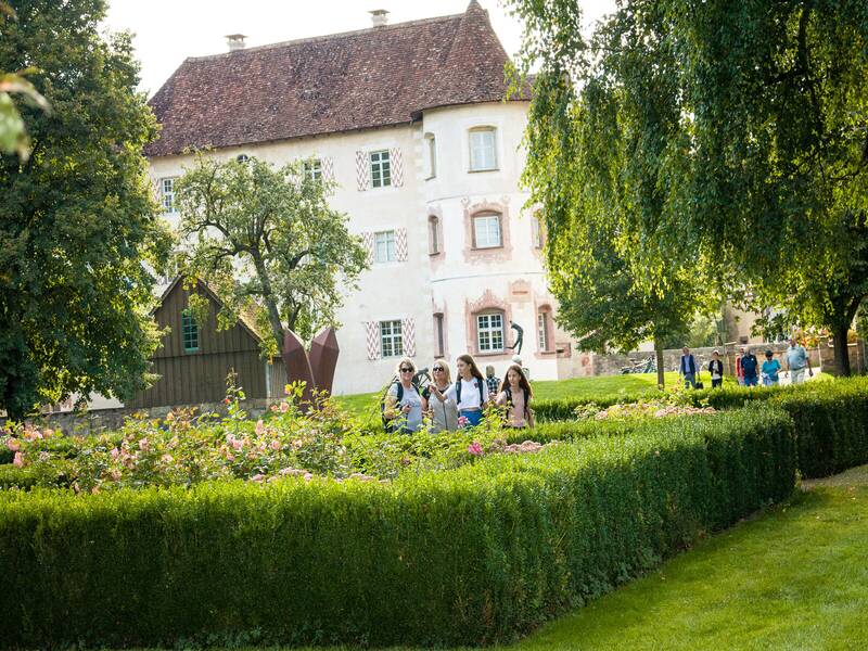 Besucher im Garten des Wasserschlosses 