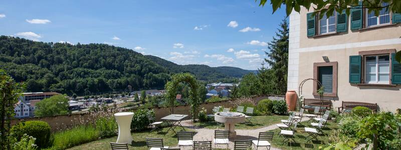 Weißer Garten mit aussicht auf die Stadt
