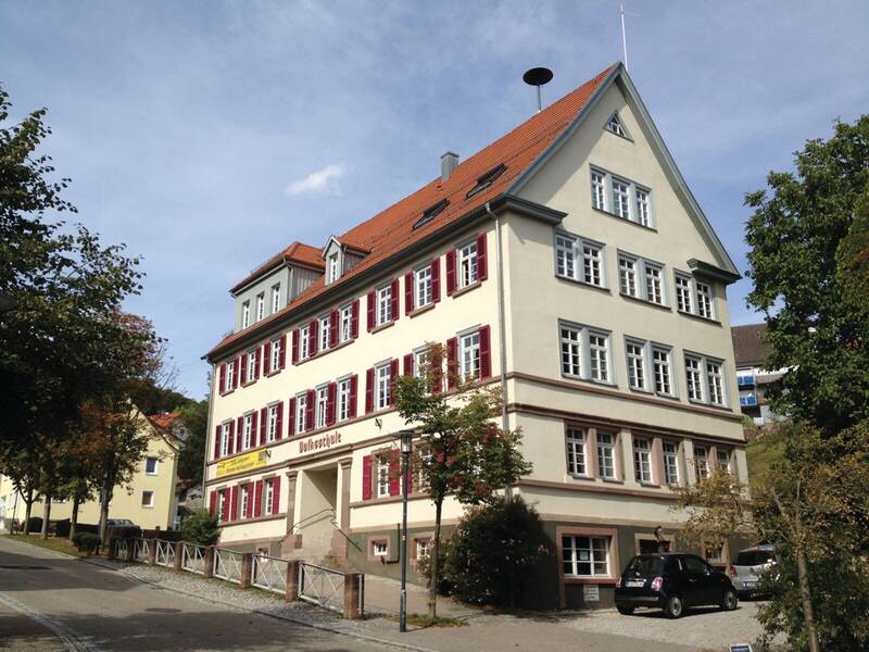 eine Volksschule hinter einer Straße 