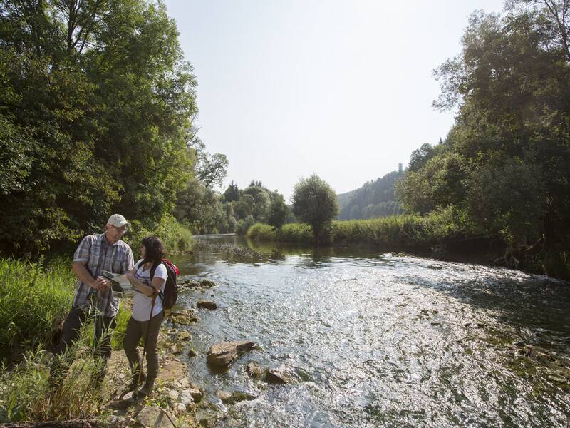 2 Wanderer am Neckar bei sonnigem Wetter