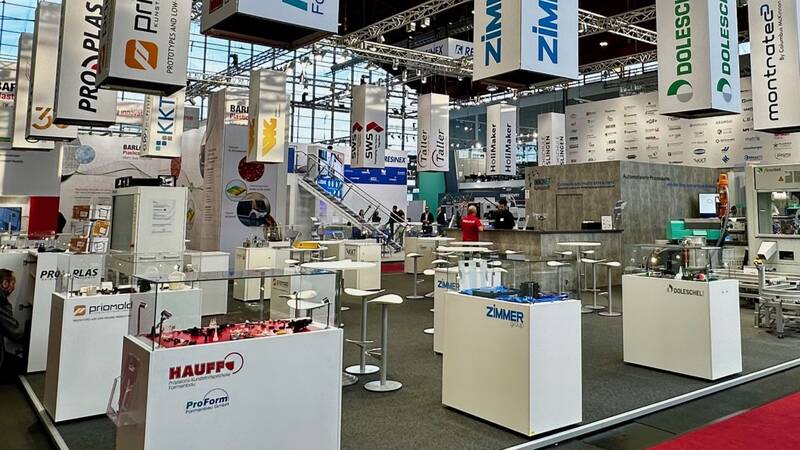 Es werden Messesteände und der INNONET Gemeinschaftsstand auf der Fakuma 2024 gezeigt.