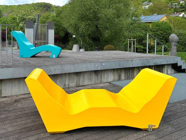 Zwei futuristische Relaxliegen beim Wasserkraftwerk in Horb am Neckar.